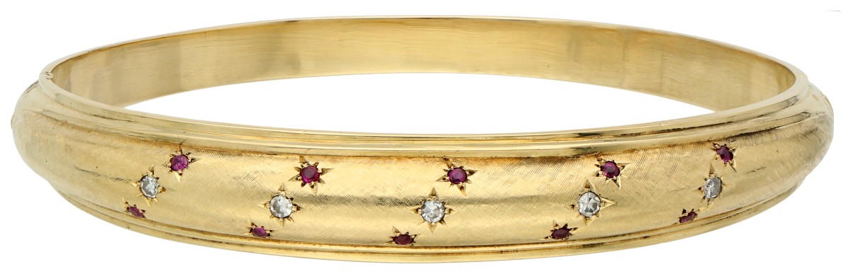 No Reserve - 14K Geelgouden bangle armband bezet met diamant en synthetische robijn.
