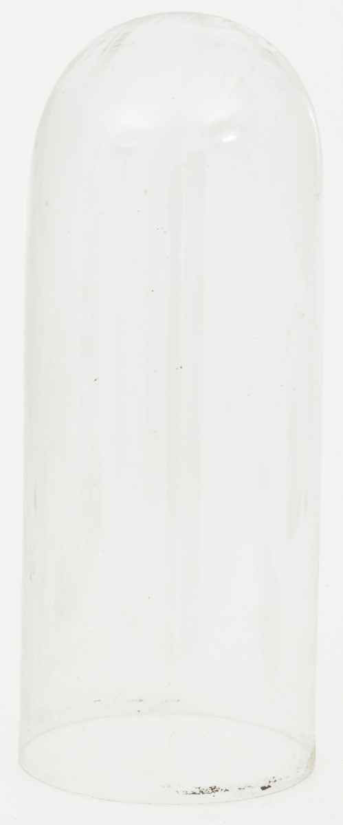 Een hoge ronde stolp.