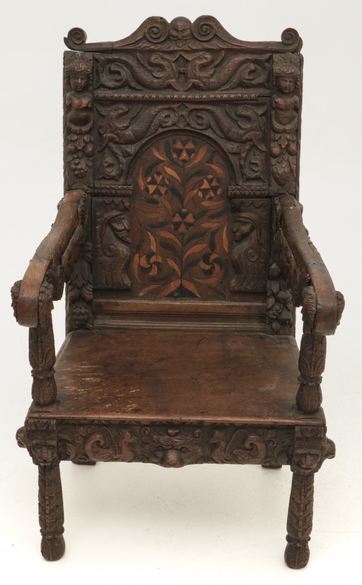 Een armstoel/ caquetoire in 17e eeuwse stijl, Engeland, 19e eeuw.