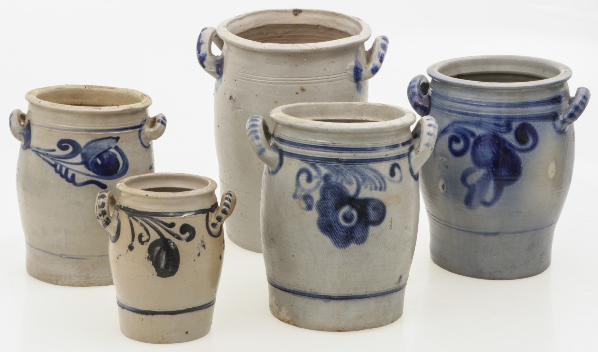 Een lot met (5) diverse Keulse potten, Duitsland, 19e/ 20e eeuw.