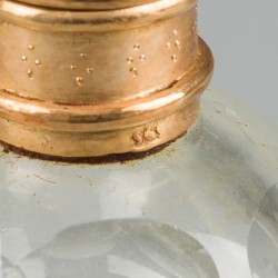 Parfumflacon goud.