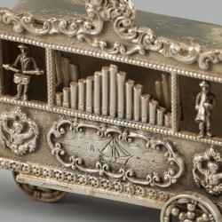 Miniatuur draaiorgel zilver.