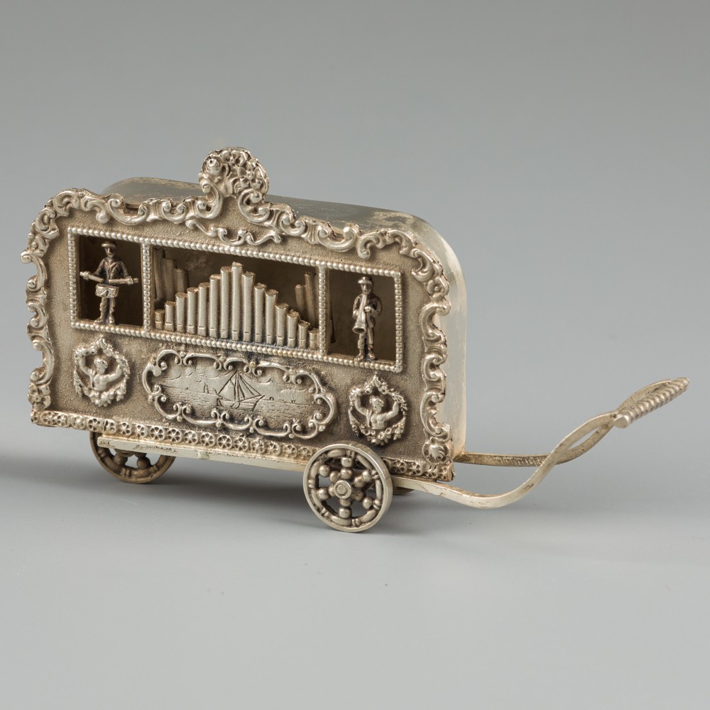 Miniatuur draaiorgel zilver.