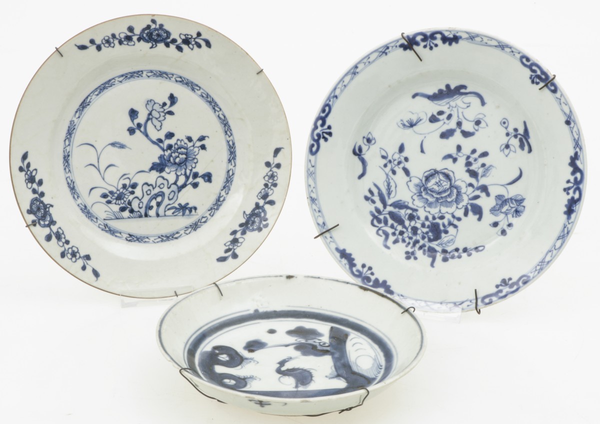 Een lot van (3) porseleinen borden. China, 18e eeuw.