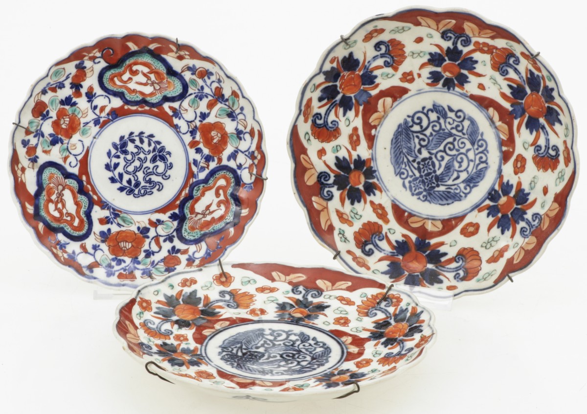 Een lot van (3) porseleinen borden met Imari decor. Japan, circa 1900.