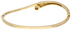 18K Geelgouden asymmetrische bangle armband bezet met ca. 0.32 ct. diamant.