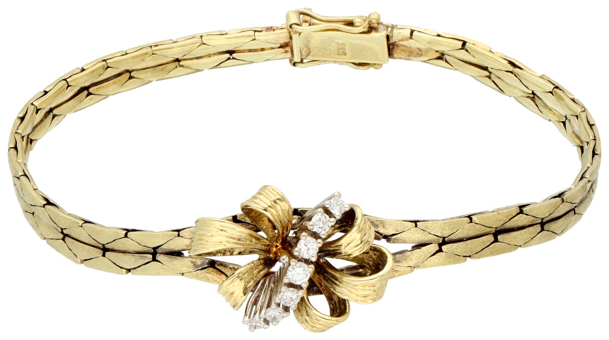 14K Geelgouden flexibele armband met drie-dimensionale bloem bezet met ca. 0.25 ct. diamant.