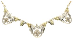 14K Bicolour Art Nouveau collier met getordeerde schakels en witgouden middenstuk bezet met roos geslepen diamanten.