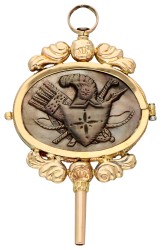 14K. Geelgouden horlogesleutel met jachttafereel op Tahiti schelp.