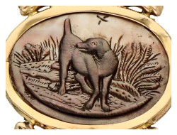 14K. Geelgouden horlogesleutel met jachttafereel op Tahiti schelp.