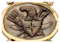 14K. Geelgouden horlogesleutel met jachttafereel op Tahiti schelp.