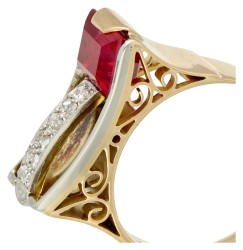 Gouden / platina asymmetrische retro ring met synthetische robijn en diamant.