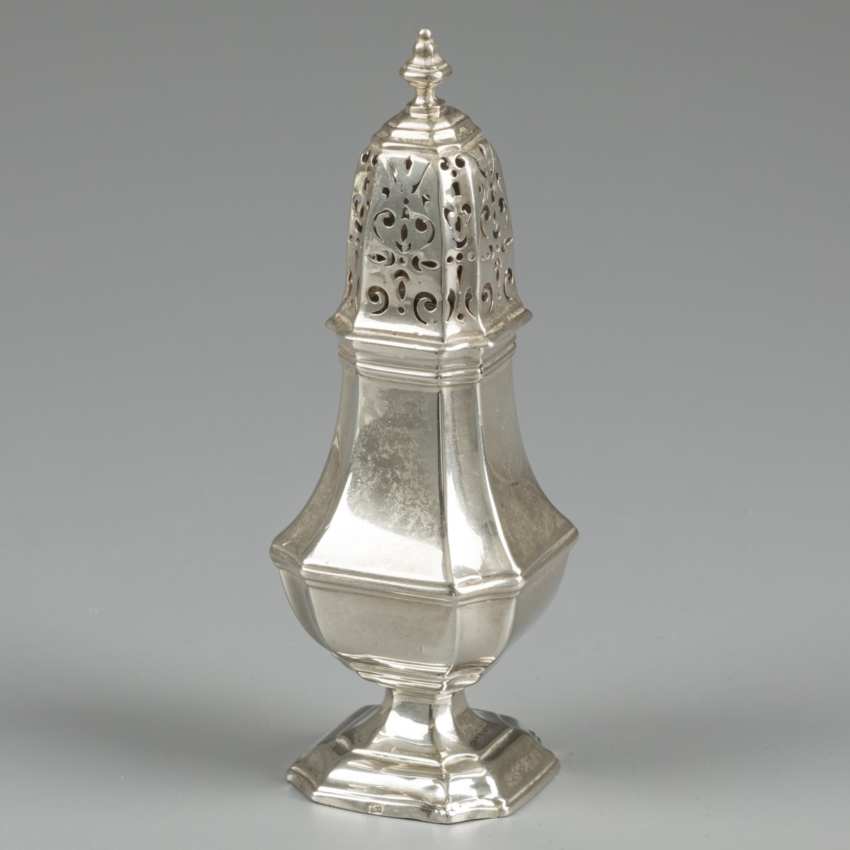 Kaneelstrooibus Lodewijk XIV-stijl, Jacob van der Hoop, Amsterdam 1749, zilver.