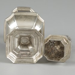 Kaneelstrooibus Lodewijk XIV-stijl, Jacob van der Hoop, Amsterdam 1749, zilver.