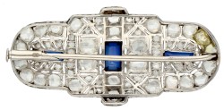 Platina Art Deco broche bezet met roos geslepen diamanten en synthetische saffieren.