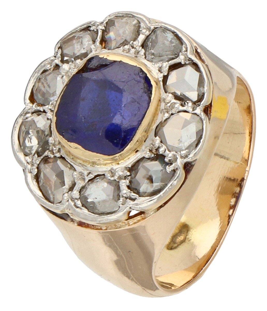 14K Geelgouden antieke entourage ring bezet met diamanten en een blauwe granaat-top-doublet.