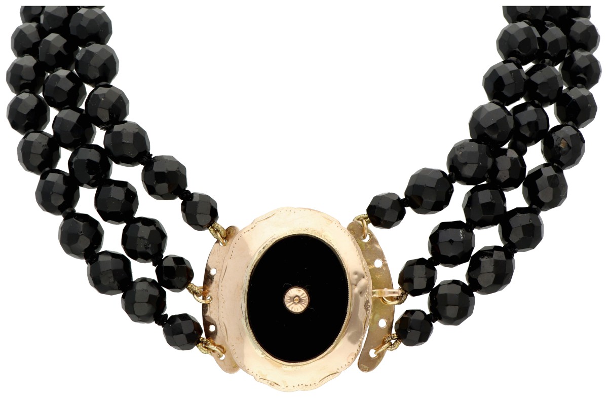 Drierijig onyx collier met 14K geelgouden antiek slot.