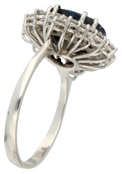 18K Geelgouden entourage ring bezet met ca. 3.89 ct. saffier en diamanten.