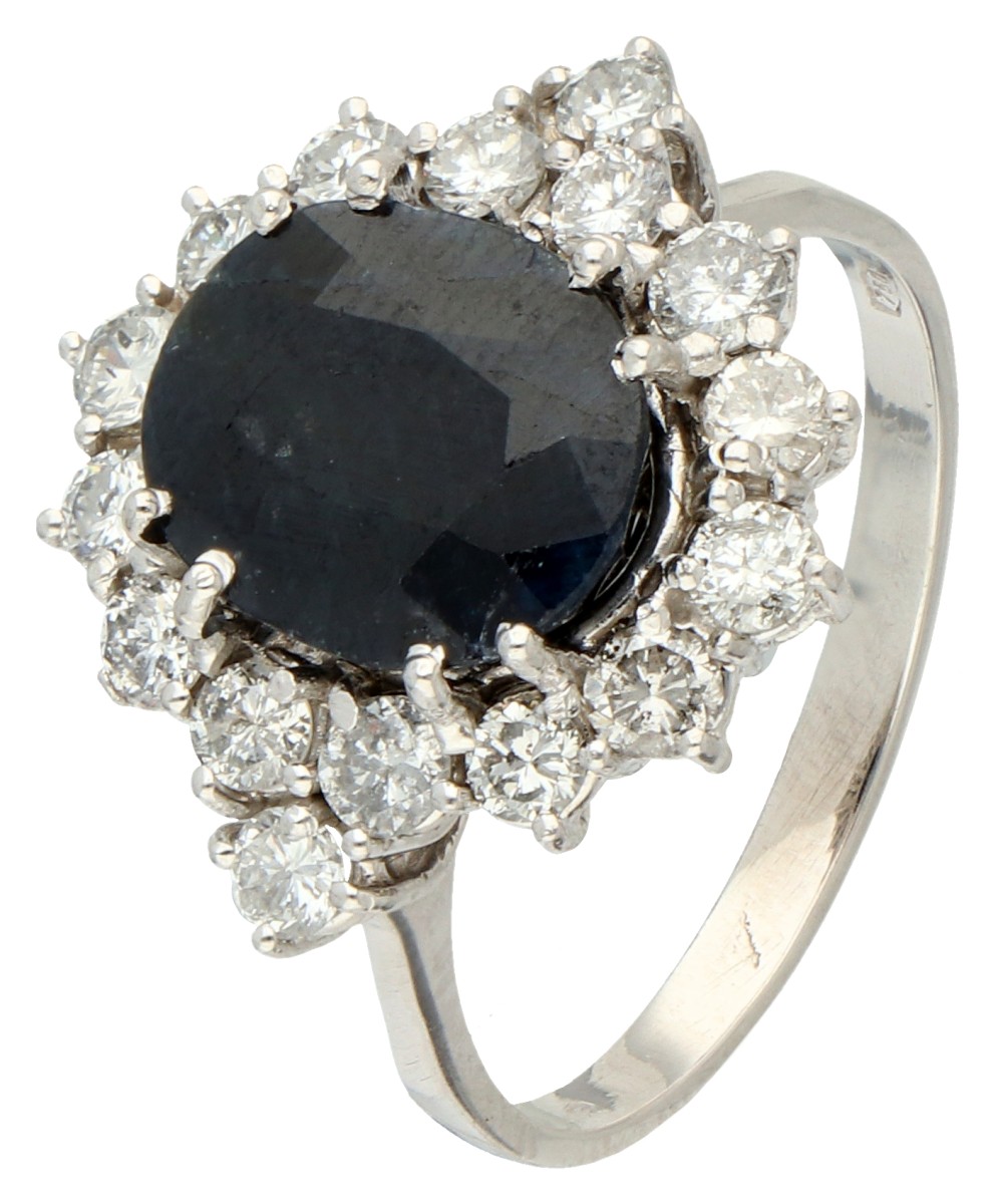 18K Geelgouden entourage ring bezet met ca. 3.89 ct. saffier en diamanten.