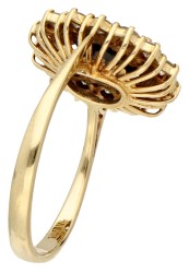 18K Geelgouden vintage entourage ring bezet met ca. 1.71 ct. natuurlijke saffier en ca. 0.56 ct. diamant.