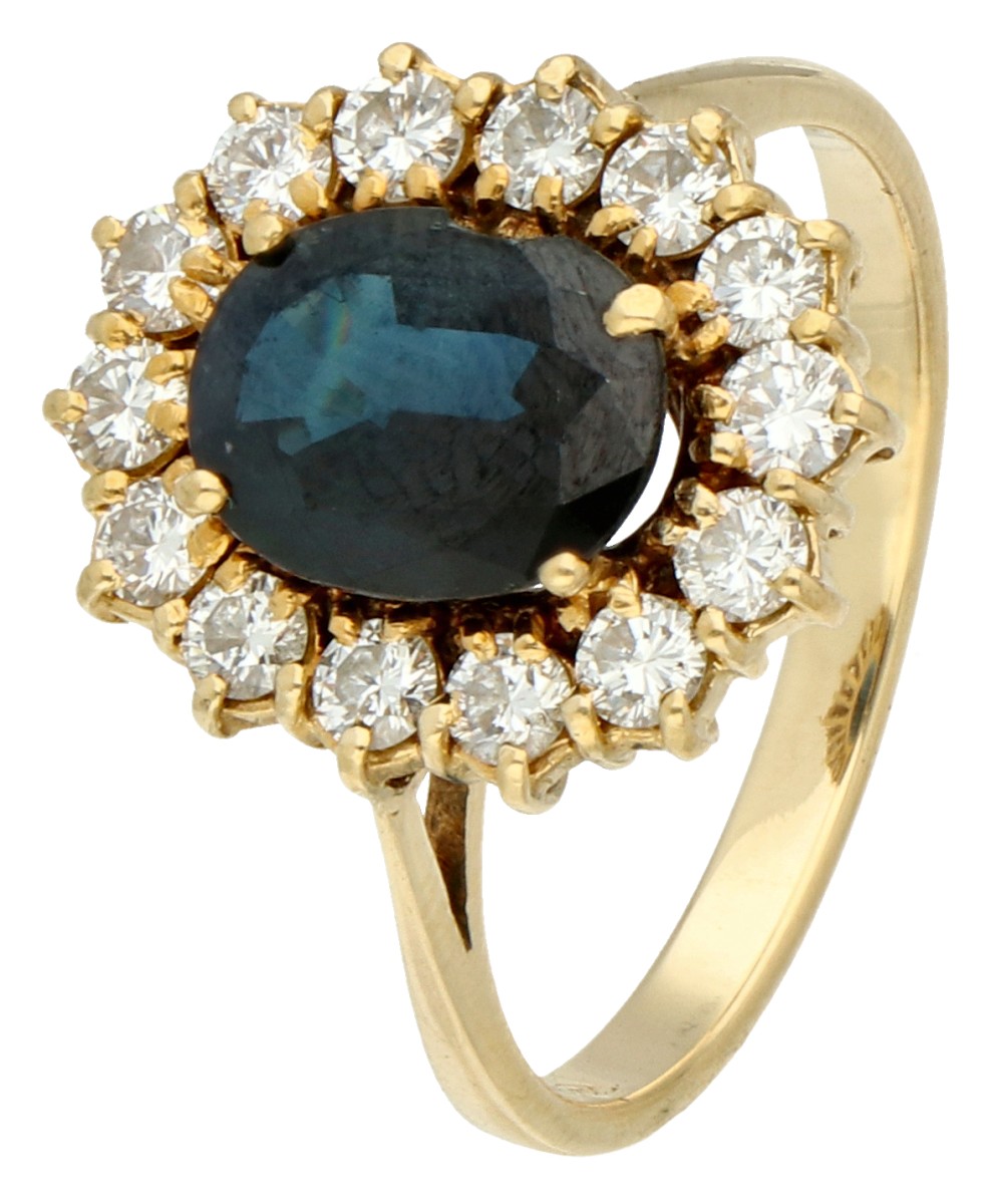 18K Geelgouden vintage entourage ring bezet met ca. 1.71 ct. natuurlijke saffier en ca. 0.56 ct. diamant.