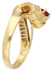 18K Geelgouden ring bezet met ca. 0.66 ct. natuurlijke robijn en ca. 0.36 ct. baguette geslepen diamanten.