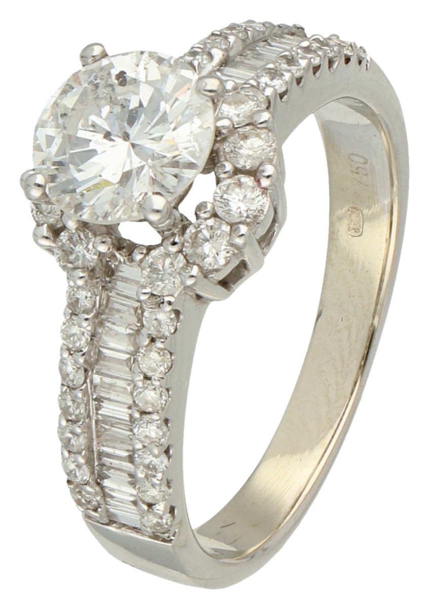 IGI-gecertificeerde 18K witgouden entourage ring bezet met centrale diamant van ca. 1.15 ct. 