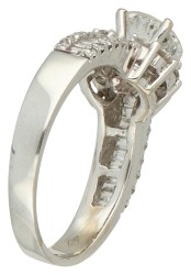 IGI-gecertificeerde 18K witgouden entourage ring bezet met centrale diamant van ca. 1.15 ct. 