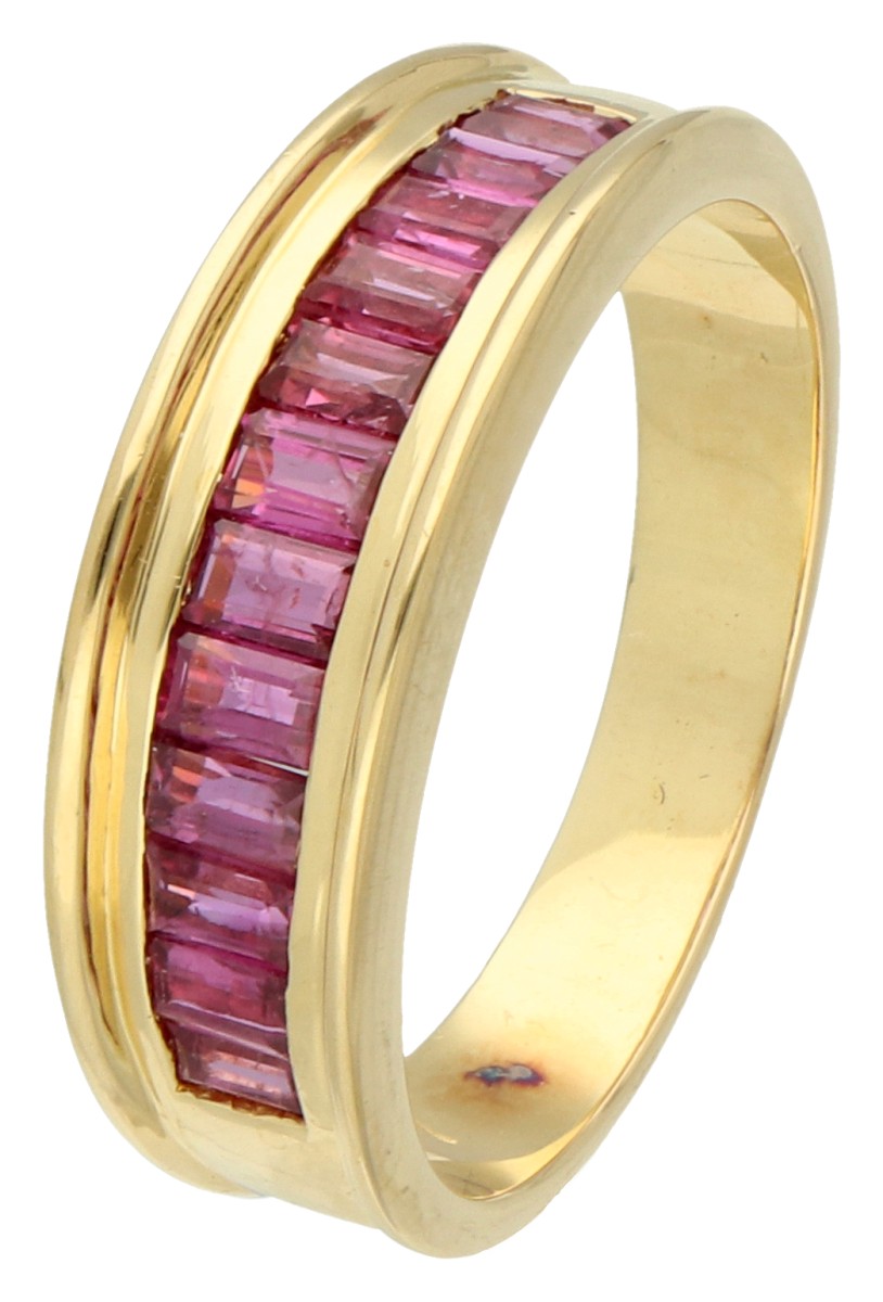 18K Geelgouden demi-alliance ring met natuurlijke robijn.