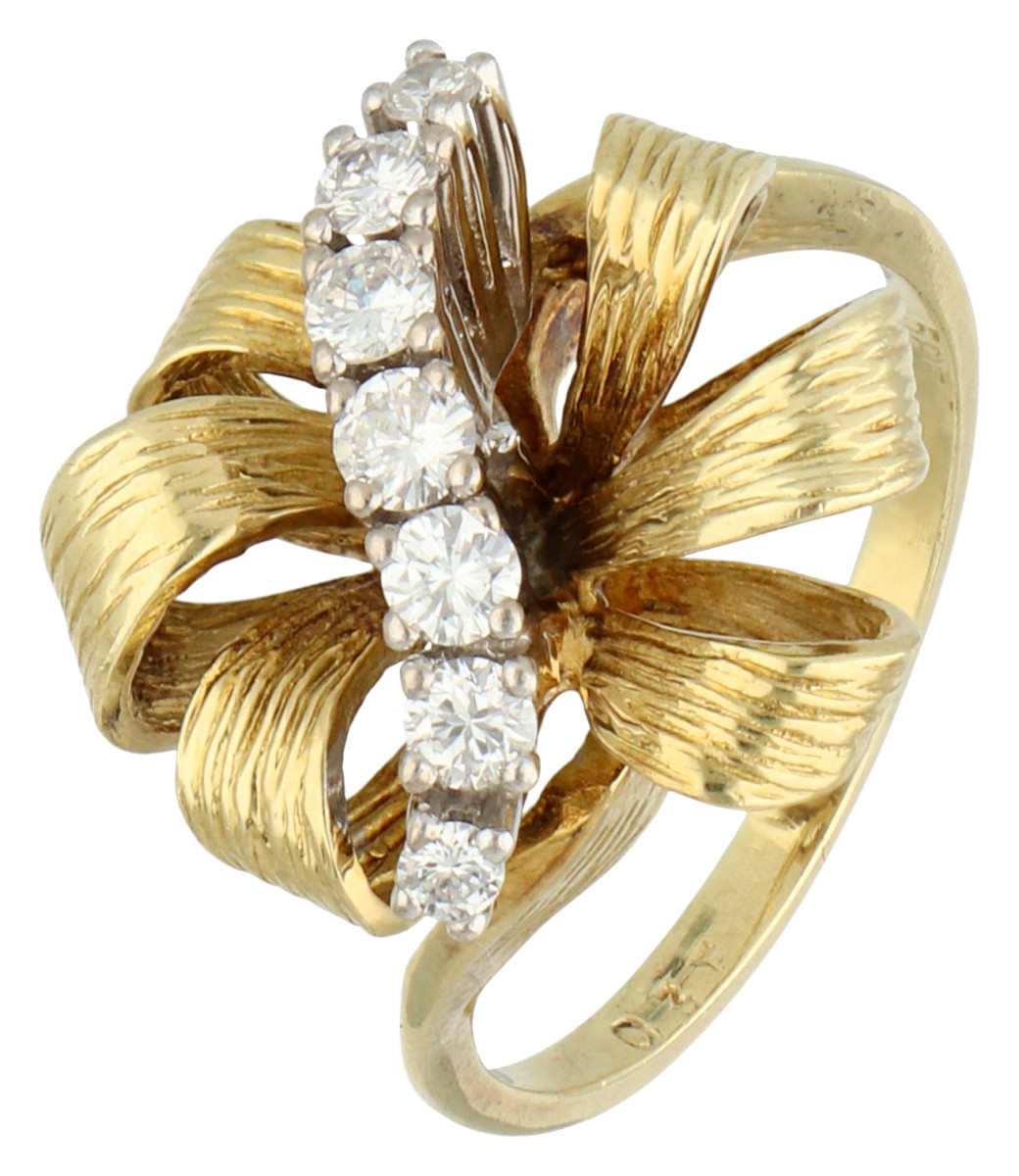 14K Geelgouden driedimensionale ring bezet met ca. 0.35 ct. diamant.