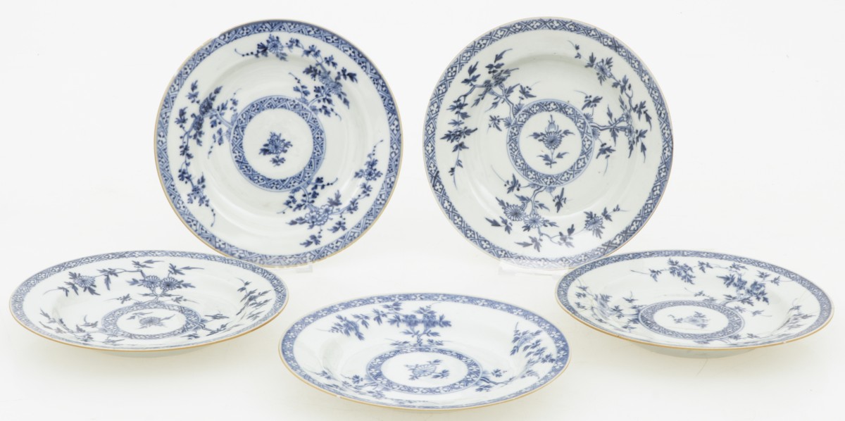 Een set van (5) porseleinen borden met floraal decor. China, Qianglong.