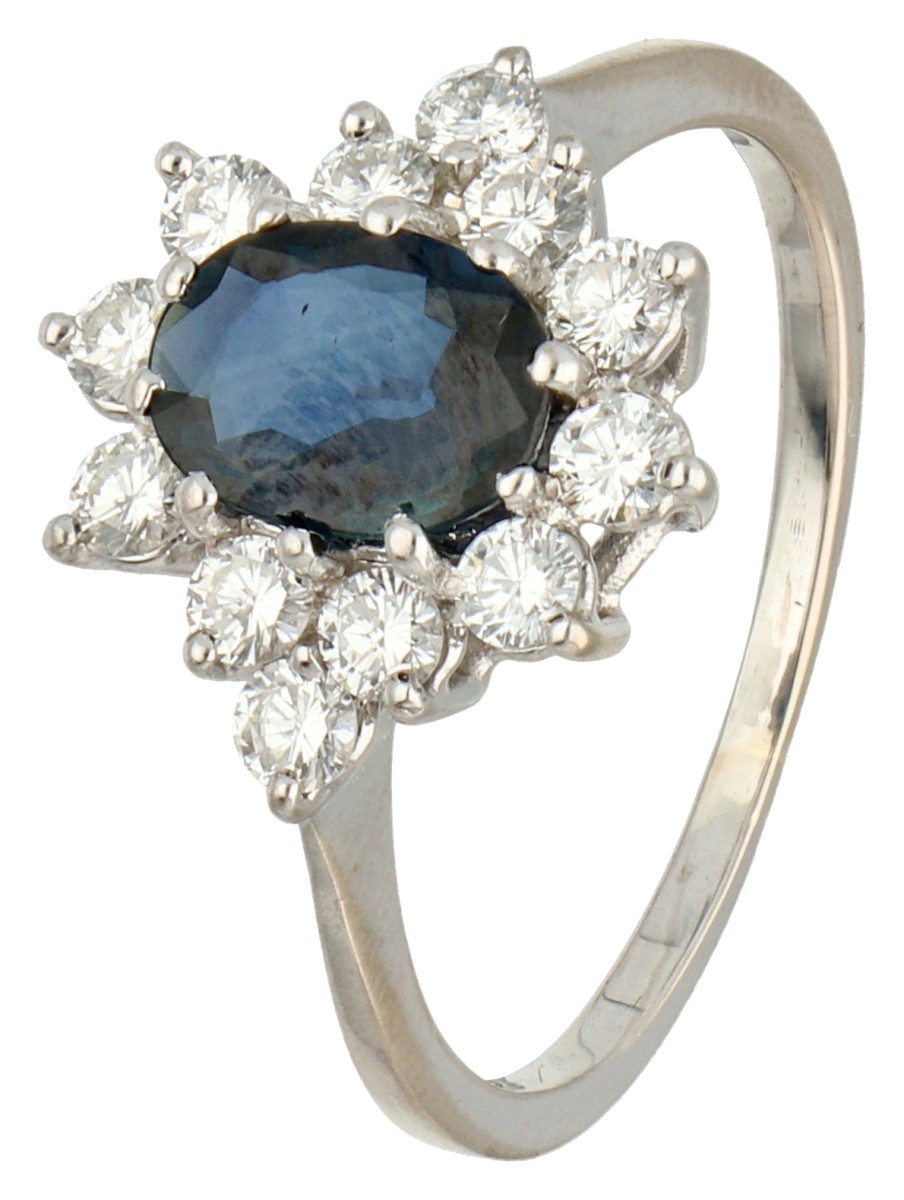 18K Witgouden entourage ring bezet met ca. 0.60 ct. diamant en synthetische saffier.