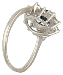 18K Witgouden entourage ring bezet met ca. 0.60 ct. diamant en synthetische saffier.