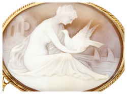 Leda en de zwaan 14K geelgouden schelpcamee broche.