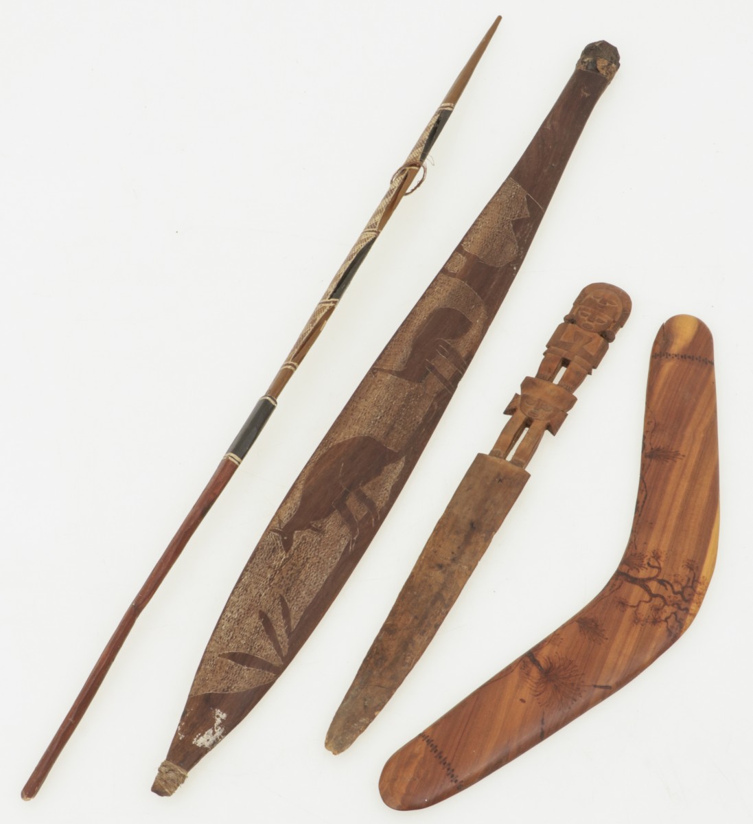 Een lot van (4) tribale objecten waaronder twee boemerangs, een Aboriginal visspeer, en een grafdolk uit Zuid Amerika.