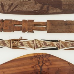 Een lot van (4) tribale objecten waaronder twee boemerangs, een Aboriginal visspeer, en een grafdolk uit Zuid Amerika.