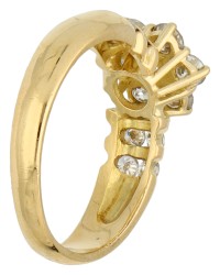 18K Geelgouden shoulder ring bezet met ca. 0.88 ct. diamant.