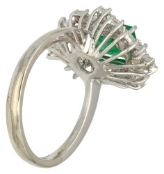 14K Witgouden entourage ring bezet met ca. 1.06 ct. natuurlijke smaragd en ca. 0.56 ct. diamant.