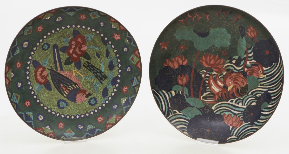 Een lot van (2) cloisonne schalen gedecoreerd met vogels. Japan, 19e eeuw.