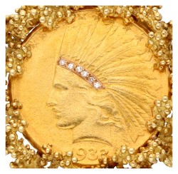 Ten dollars Indianenhoofd munt broche in gouden rand met diamant.