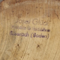 Een houten sculptuur, Pleurant, Josef Gluck Werkstatte fur Holzbeldkunst Biberach (Baden).