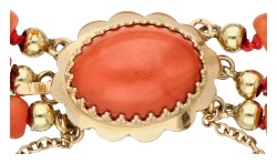 Drierijige bloedkoralen vintage armband met 14K geelgouden slot.