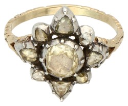 Vintage 14K geelgouden stervormige entourage ring bezet met roos geslepen diamanten in dichte zilveren zettingen op zilverfolie.