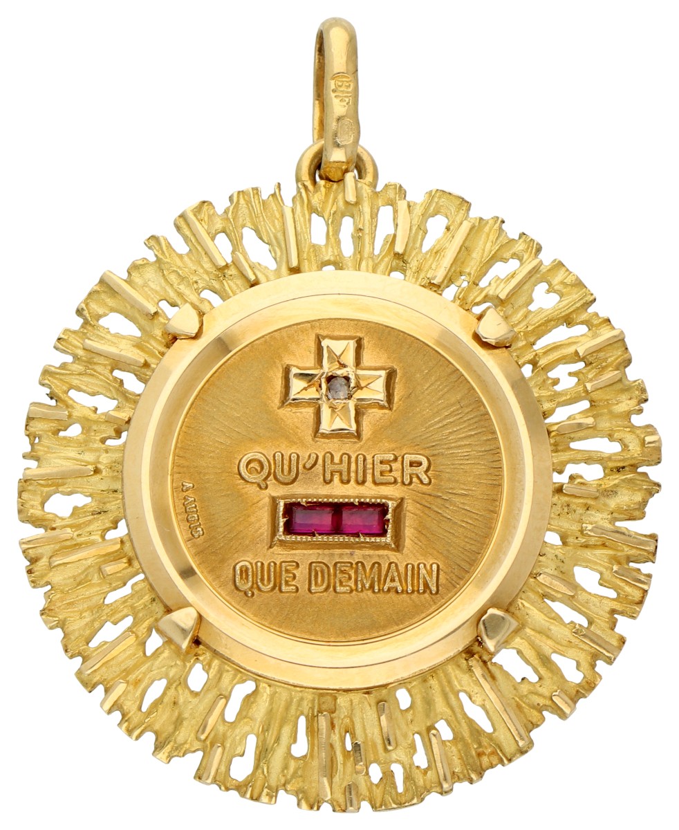 18K Geelgouden hanger "plus qu'hier moins que demain" door Augis.
