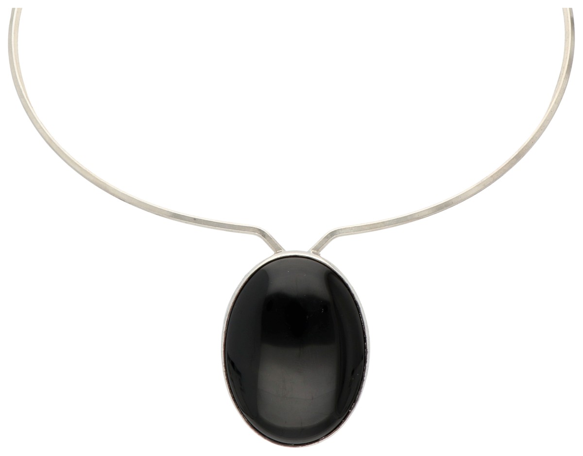 Kaunis Koru sterling zilveren spangcollier met onyx hanger.