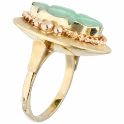 Geelgouden ring bezet met gesneden jade in ovale zetting - 14 kt.