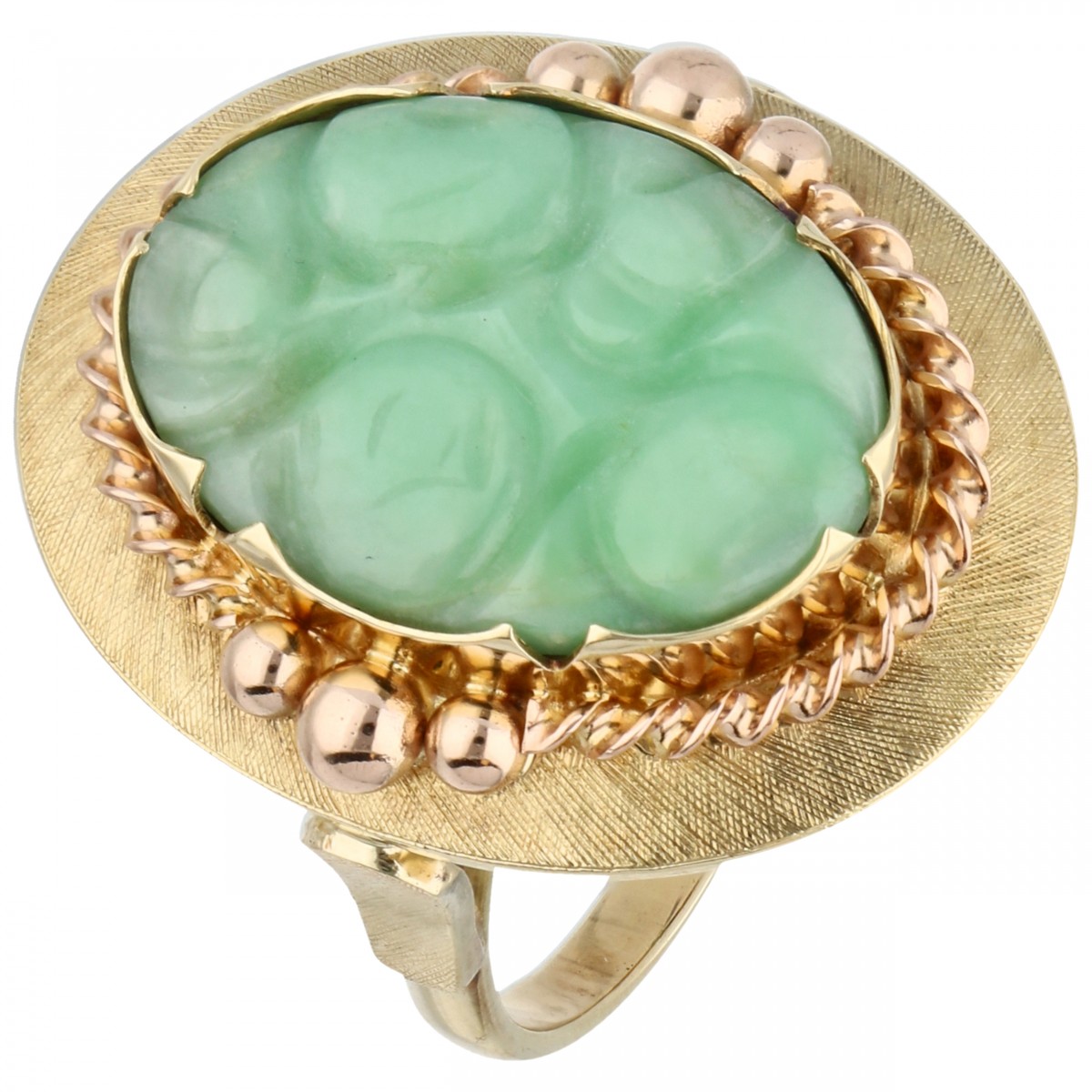 Geelgouden ring bezet met gesneden jade in ovale zetting - 14 kt.