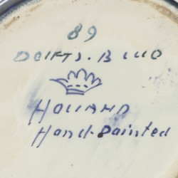 Een "Delfts" kaststel bestaande uit drie dekselpotten. Met haarlijnen.