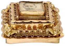 Drierijig bloedkoralen collier met zwaar 14K geelgouden slot.