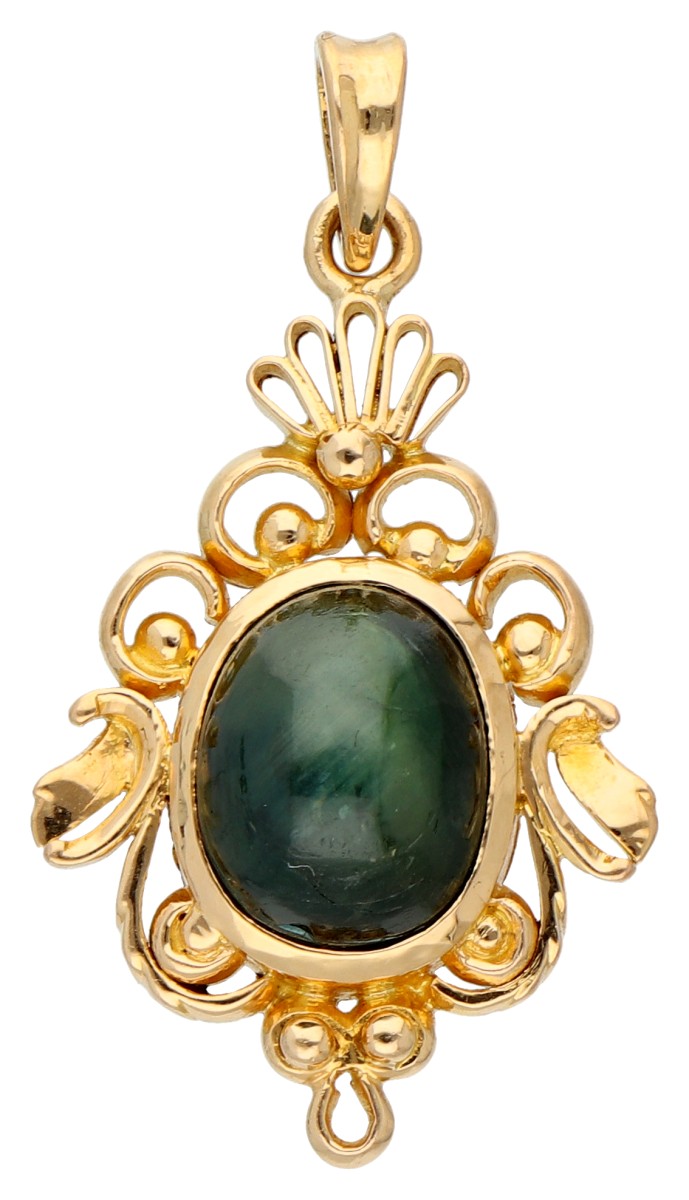 18K Geelgouden vintage hanger met sierlijke details bezet met ca. 6.10 ct. natuurlijke groene saffier.